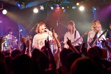 ザ・コインロッカーズ「SHOCASE LIVE SPECIAL」の様子。