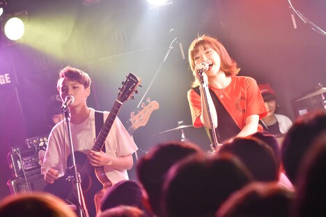 左からEmily、松本璃奈。