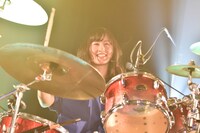 澤村小夜子（Dr）（Photo by AZUSA TAKADA）