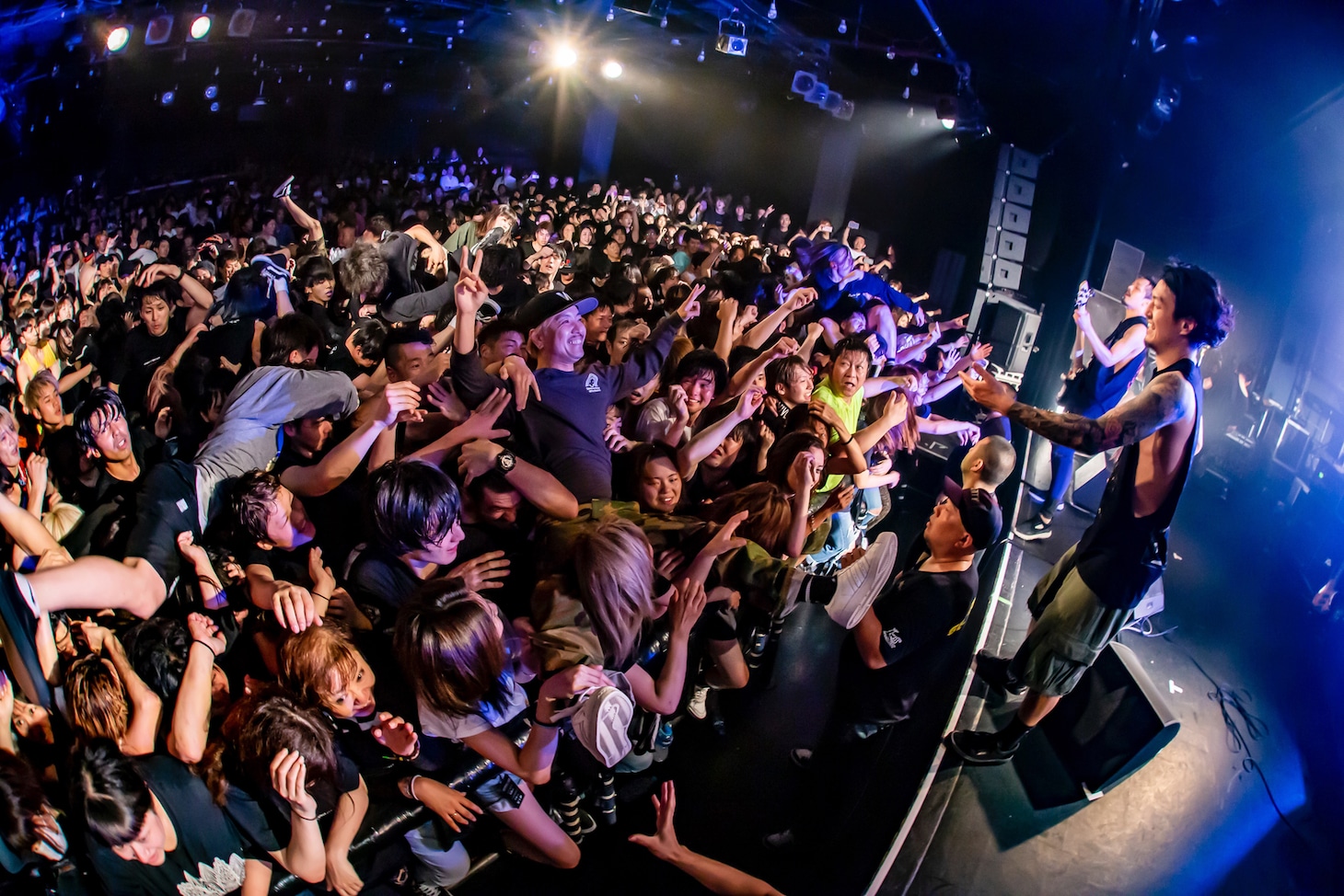 SHADOWSのHiro（Vo）とのコラボの様子。（Photo by TAKASHI KONUMA）