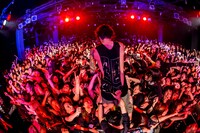 「“THE FIRE STILL BURNS” ～THE SIGN 再現ライブ～」の様子。（Photo by TAKASHI KONUMA）