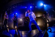 MEANINGのHAYATO（Vo, G）とのコラボの様子。（Photo by TAKASHI KONUMA）