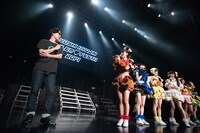 清竜人（左）とトークするでんぱ組.inc。