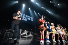 清竜人（左）とトークするでんぱ組.inc。