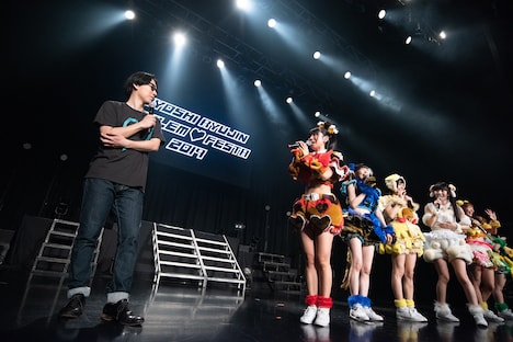 清竜人(左)とトークするでんぱ組.inc。