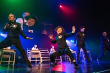 学ラン姿でパフォーマンスする清竜人（中央）。