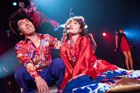 清竜人（左）と妖艶な絡みを見せる今野杏南（右）。