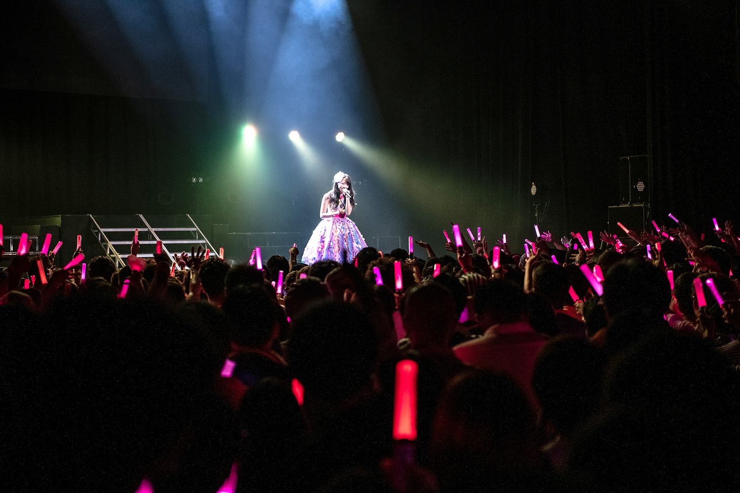 佐々木彩夏のパフォーマンス時、ピンクのペンライトで染まった新木場STUDIO COAST。
