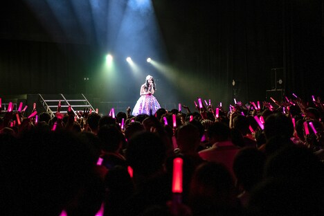 佐々木彩夏のパフォーマンス時、ピンクのペンライトで染まった新木場STUDIO COAST。