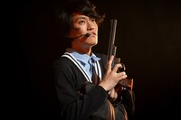 ピストルを持って現れた粗品（霜降り明星）。