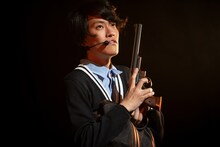 ピストルを持って現れた粗品（霜降り明星）。