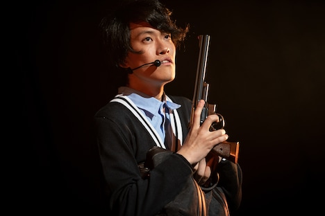 ピストルを持って現れた粗品(霜降り明星)。