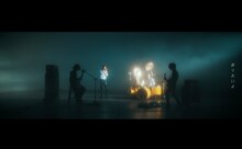 [ALEXANDROS]「Pray」MVのワンシーン。