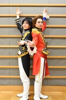 歌劇団員に扮したユースケとユーキ。