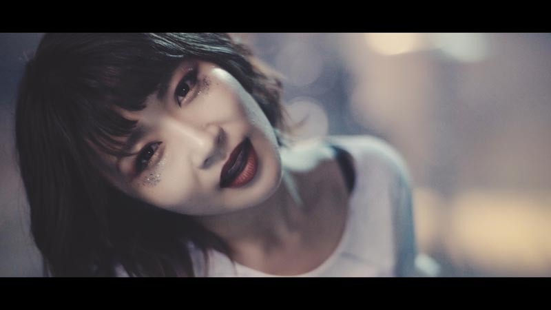 LAZYgunsBRISKY「Riot」ミュージックビデオのワンシーン。