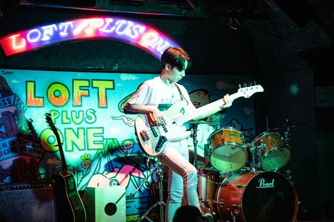 セッションする太陽（左）と一成（右）。