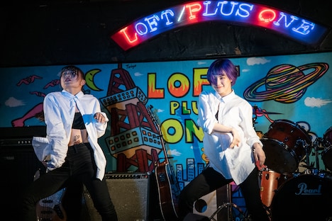 ダンスするノエル（左）と理紗（右）。