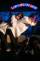 クールに決めるノエル（左）と理紗（右）。