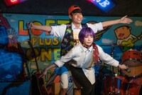 「アシュラ」のポーズを決める一成（上）と理紗（下）。