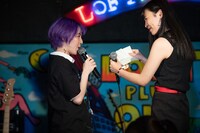 かれんから白紙の手紙を渡されていた友人・せいな（右）。