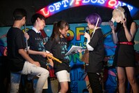 4人にエア楽器を渡す理紗（右から2番目）。