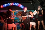 ホウキ、モップ、パスタ、蛍光ペン、ブラジャーを演奏する東東東東東。