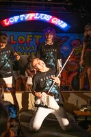 モップベースを演奏する太陽。