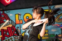 蛍光ペンを演奏するノエル。