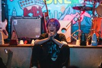 バラバラにリズムを刻むメトロノームをバックに「カチ価値カチ」を歌う理紗。