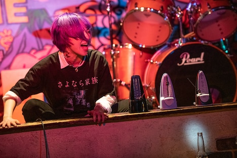 バラバラにリズムを刻むメトロノームをバックに「カチ価値カチ」を歌う理紗。