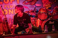 バラバラに鳴るメトロノームをバックに「カチ価値カチ」を歌う理紗。