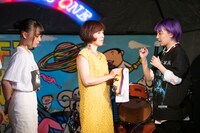 ステージに上がる東家の母（中央）。