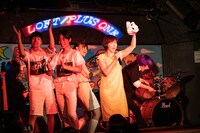 突然歌い出す東家の母。