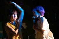 ムダ毛処理した脇をアピールする東家の母（左）。