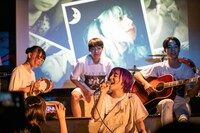 母に向けて「ぱぱにはなれないけど」を演奏する東東東東東。スクリーンには不在の次女・かれんの姿が。