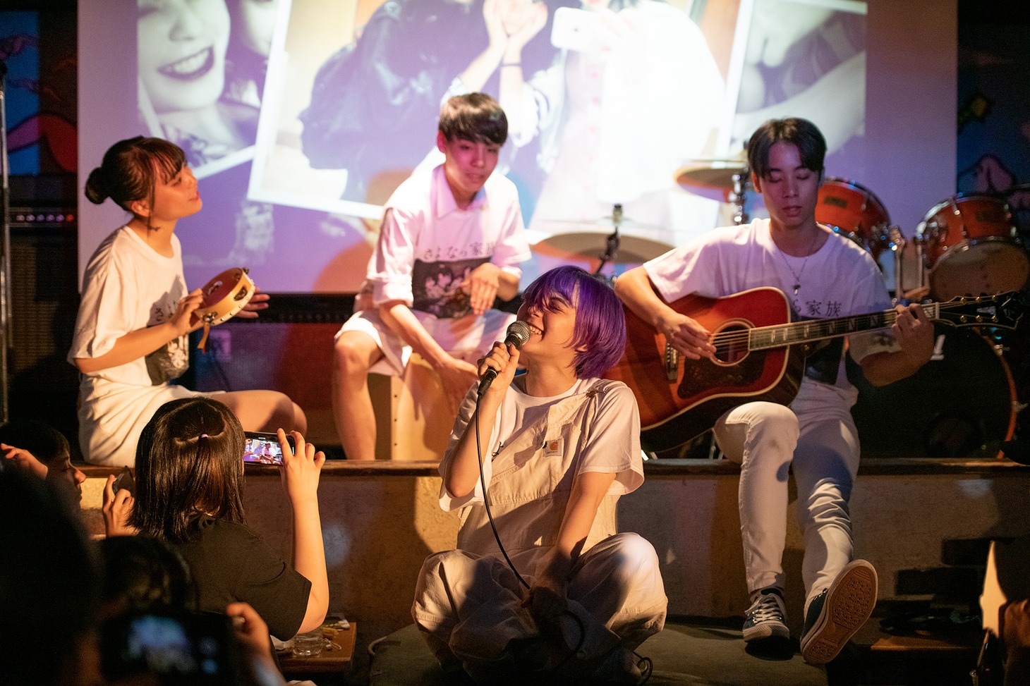 母に向けて「ぱぱにはなれないけど」を演奏する東東東東東。