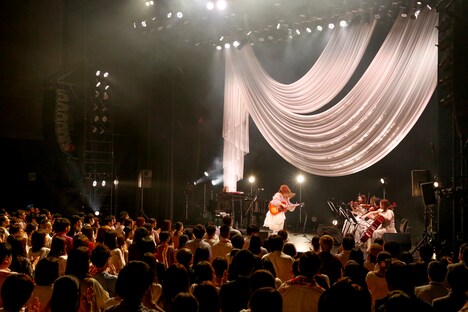 コレサワのツアーファイナルの様子。（撮影：小坂茂雄）