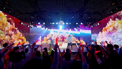 みうめと仮面ライアー217がパラパラを踊るシーン。