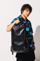 「ピエール中野×LISTLESS Backpack」とピエール中野（凛として時雨）。