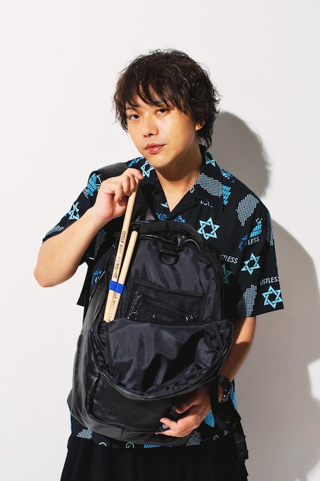 「ピエール中野×LISTLESS Backpack」とピエール中野（凛として時雨）。