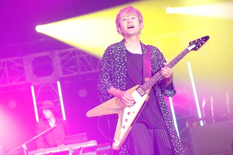 新藤晴一（ポルノグラフィティ） （撮影：山川哲矢）