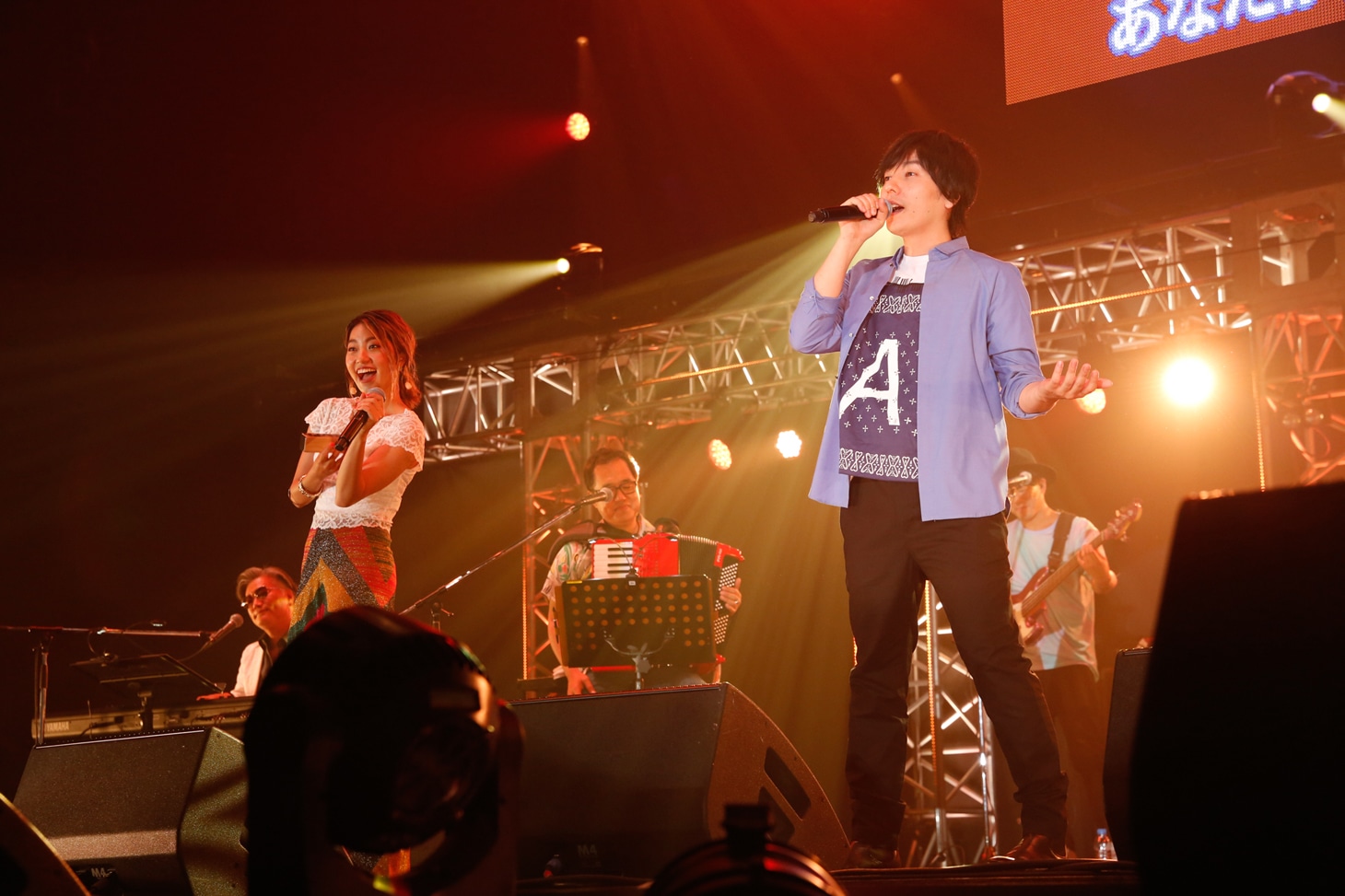 「福笑い」を歌うRihwaと山村隆太（flumpool）。（撮影：山川哲矢）。