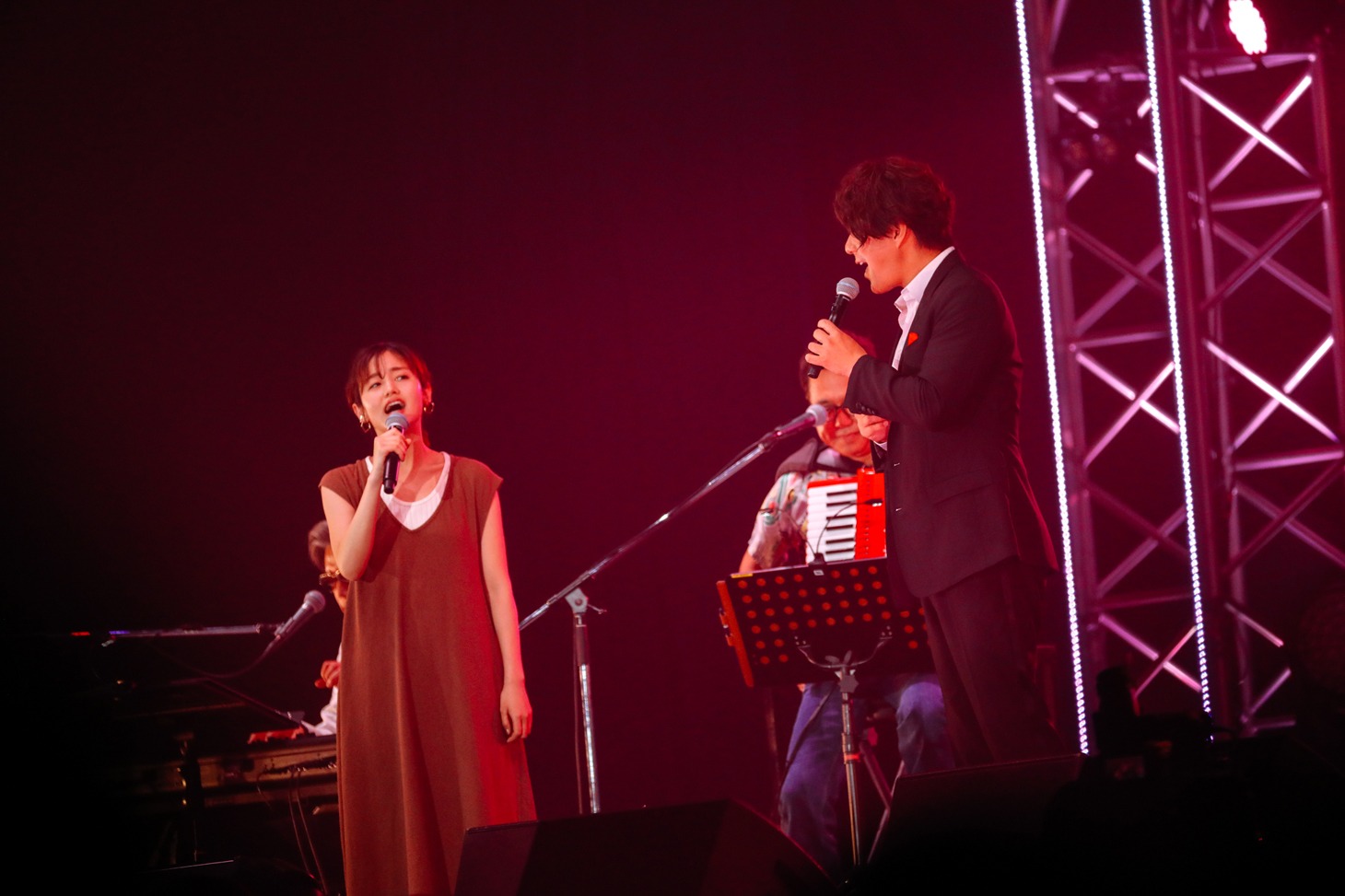 「桜坂」を歌う藤原さくらとTAKE（Skoop On Somebody）。（撮影：上山陽介）
