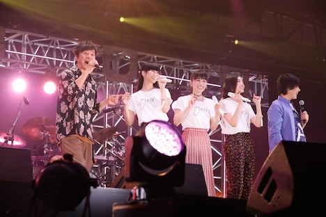 「島人ぬ宝」を歌う岡野昭仁（ポルノグラフィティ）、Perfume、山村隆太（flumpool）。（撮影：山川哲矢）