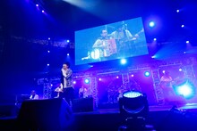 「とうとい」を歌う高橋優。（撮影：上山陽介）