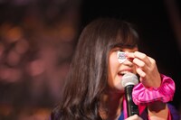 ピックを見せる東城日沙子。（撮影：中村ユタカ）