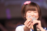 ピックを見せる花井美春。（撮影：中村ユタカ）