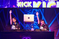 左からM・ A・O、新田恵海。（撮影：中村ユタカ）