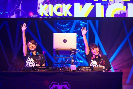 左からM・ A・O、新田恵海。(撮影:中村ユタカ)