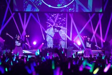 無表情でパラパラを踊る佐倉薫、M・A・O、高野麻里佳。（撮影：中村ユタカ）